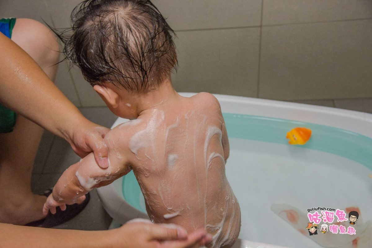寶寶用品》適合寶寶洗澡的沐浴慕斯，也適合全家人一起使用，極簡成分質地水嫩：淨淨 淨潤膚