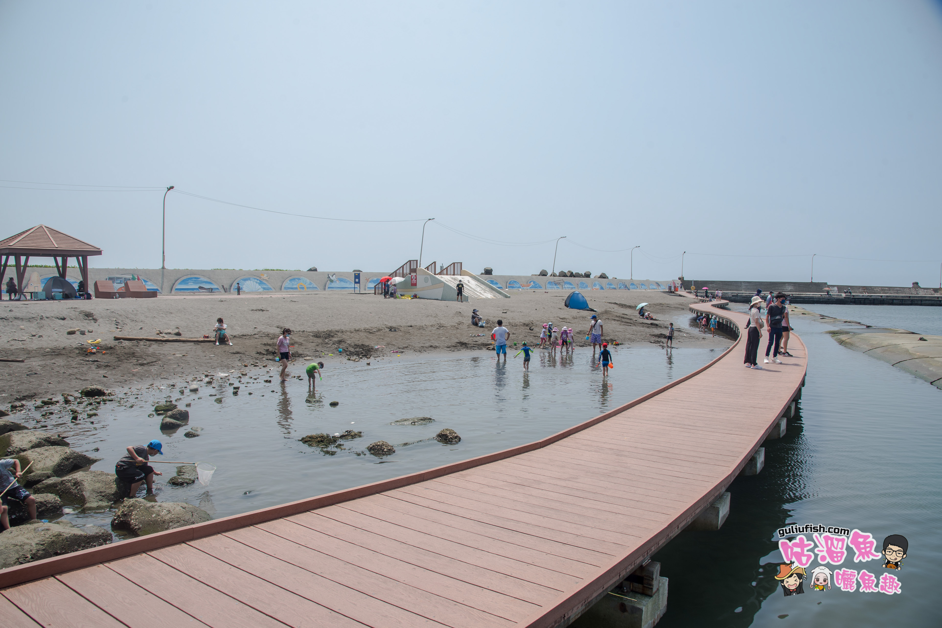 高雄景點》彌陀漁港海岸光廊：免費景點玩不膩！郊區不可錯過的親子玩沙戲水、網美拍照好地方