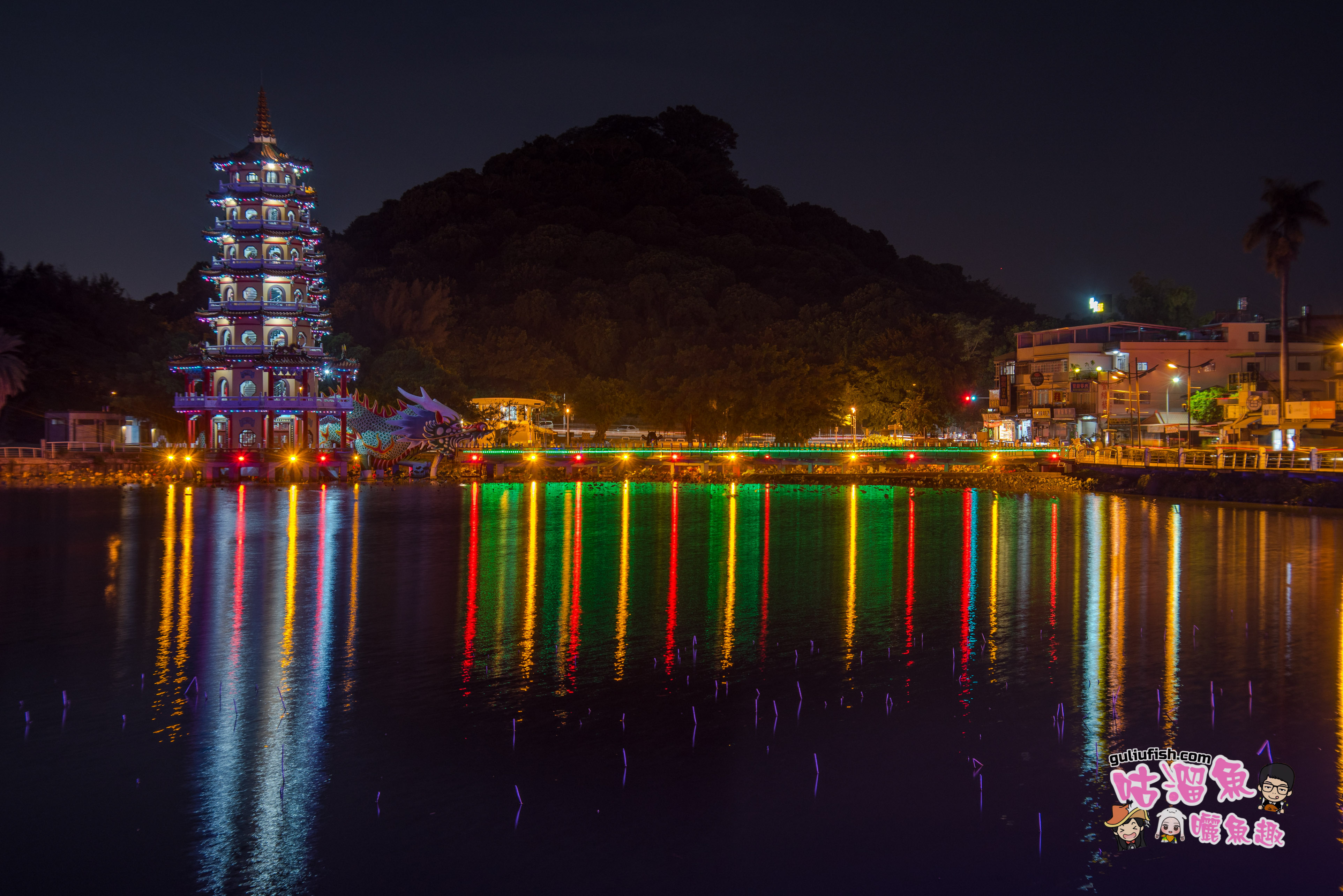 高雄景點》追了不會遺憾的超絕美夜景大公開！「璀燦蓮潭光影」夜景繽紛亮相囉~ 順便結合在地特色美食充實玩周邊