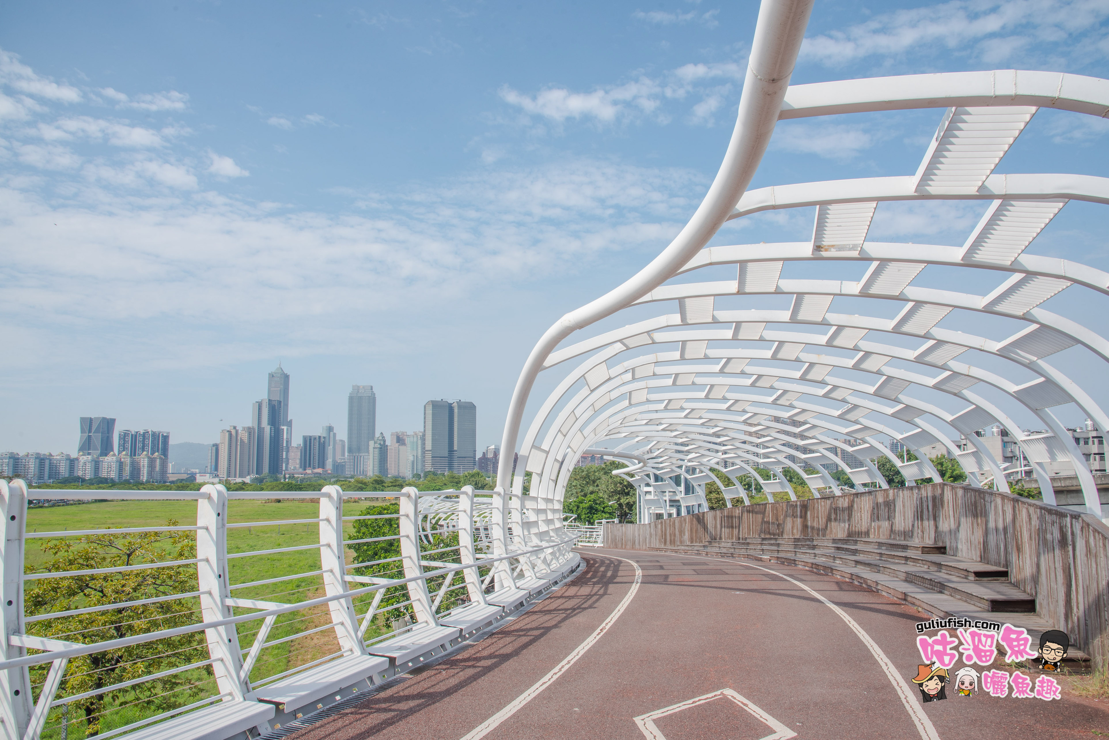 高雄景點》前鎮之星：跨輕軌最美自行車人行天橋，不僅好拍還有美麗城市景緻 可以觀賞