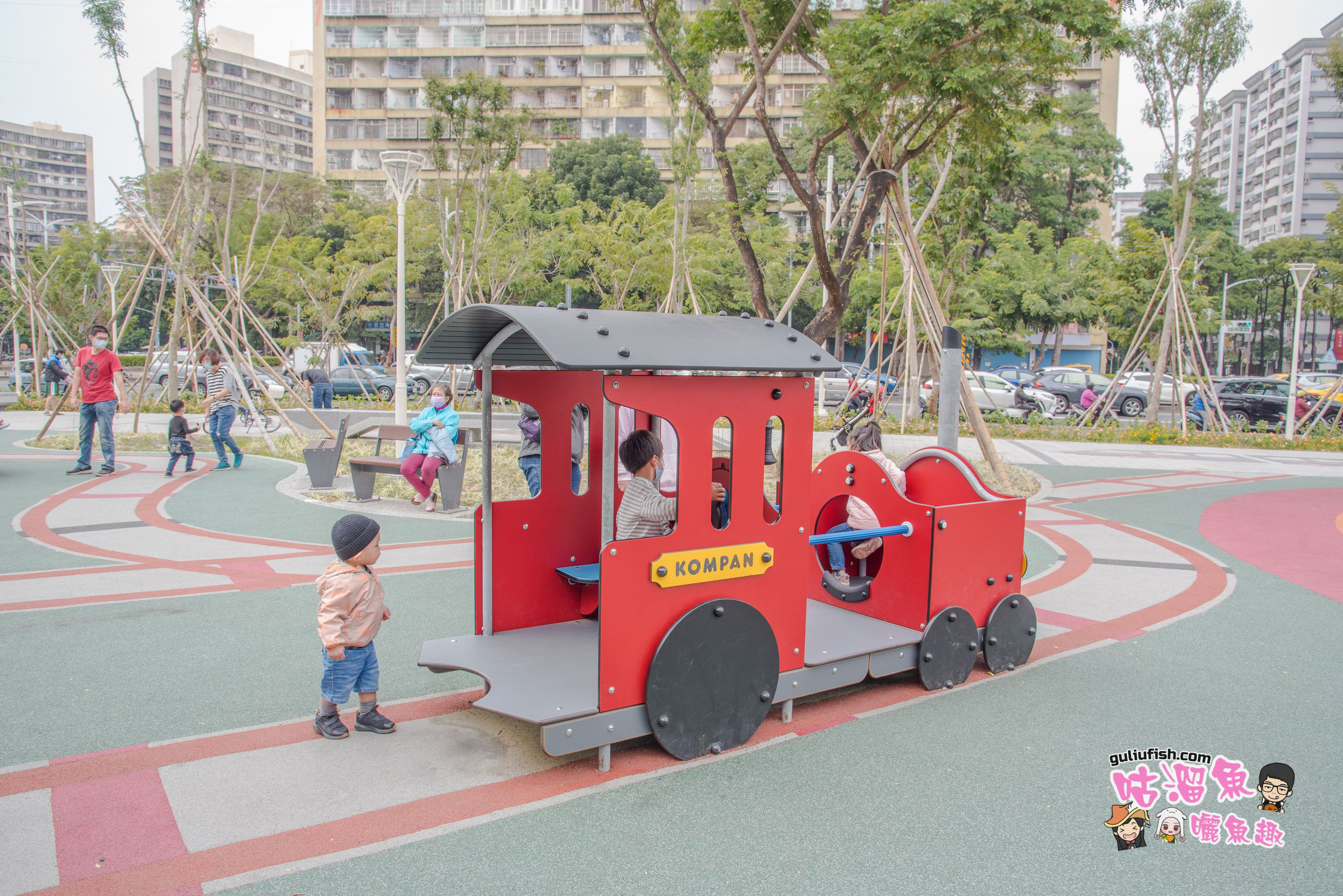 高雄景點》小火車主題的「左營綠園道大地遊戲場」，小孩放電大人也能運動的 好地方