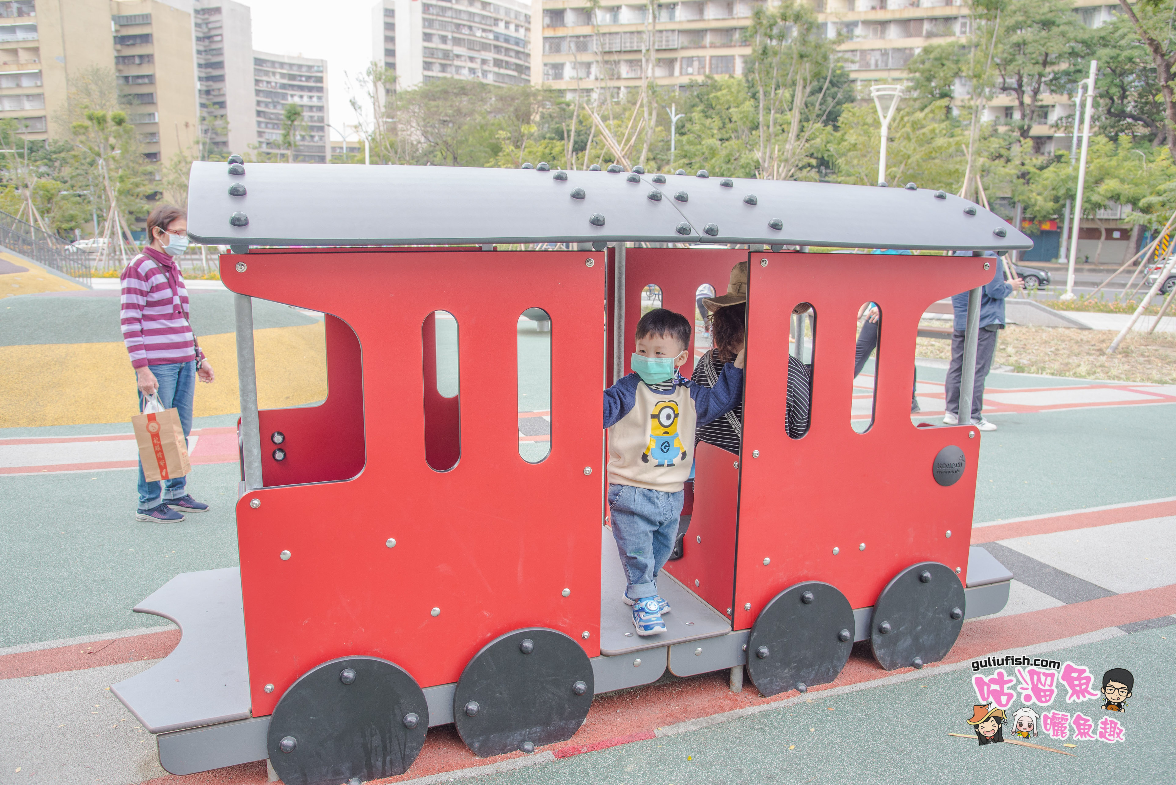 高雄景點》小火車主題的「左營綠園道大地遊戲場」，小孩放電大人也能運動的 好地方