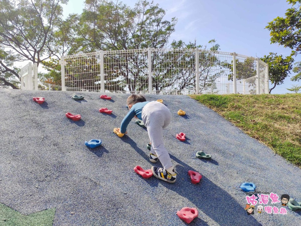 高雄景點》茄萣三清宮公園：遛小孩推薦的親子公園新發現！玩沙/溜滑梯/ 極限飛輪/椰子搖擺鞦韆等多設施 任你玩
