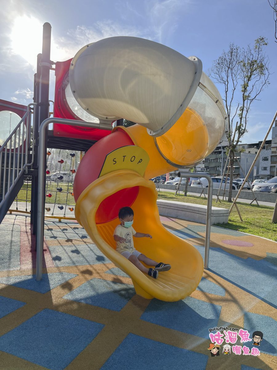 高雄親子景點》民族公園：免費玩！火車造型的滑梯多功能遊具設施