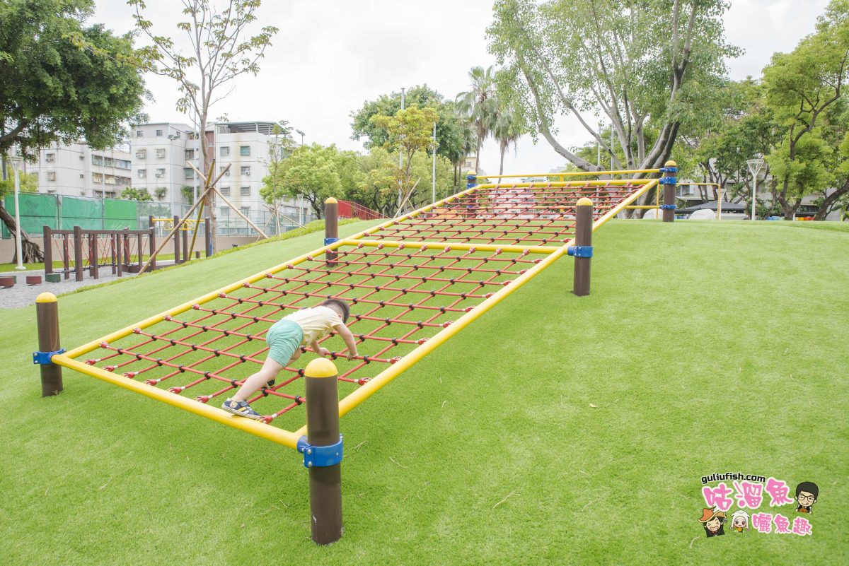 高雄親子景點》五甲社區公園：2022遛小孩新地方！超放電超好玩的銀少共融親子公園
