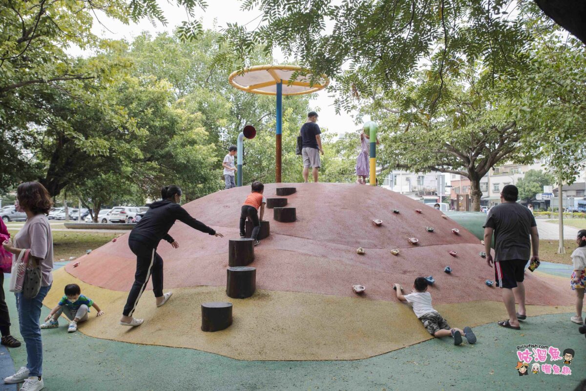 高雄親子景點》三隻小豬主題打造的蓮池潭兒童公園，彷彿走進童話故事夢幻國度裡