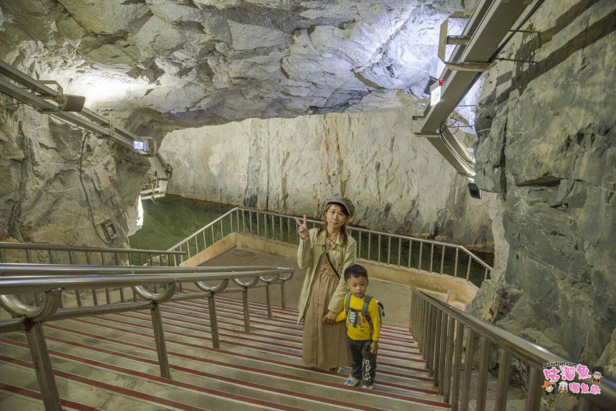 金門景點》超美神秘洞穴水上步道，好拍必遊的翟山坑道，鬼斧神工戰地風情特色景點！