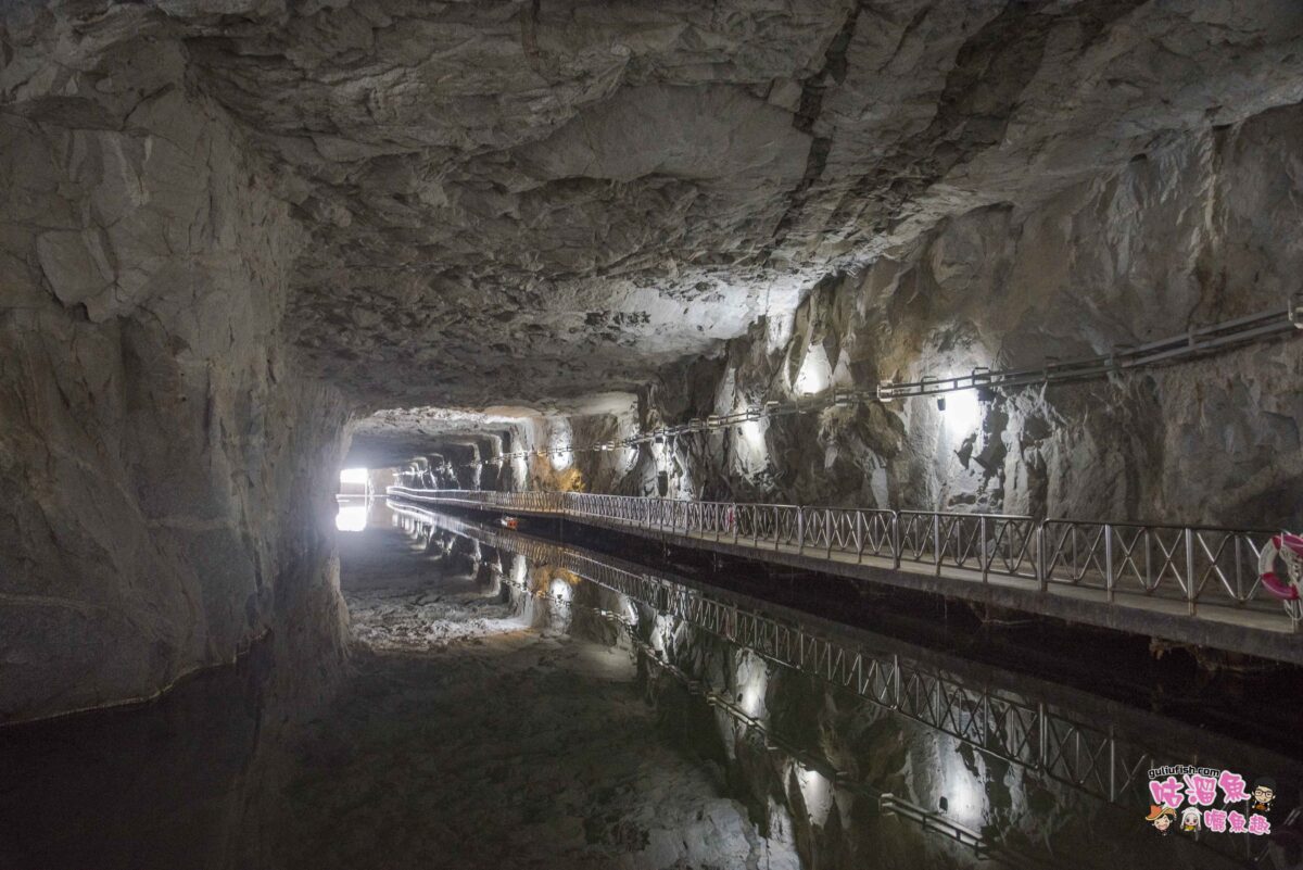 金門景點》超美神秘洞穴水上步道，好拍必遊的翟山坑道，鬼斧神工戰地風情特色景點！