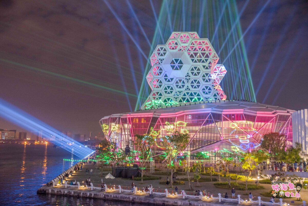 高雄景點》2022愛河灣流行音樂中心浪漫燈光秀，絕美演出氣勢磅礡超精彩，猶如巨大音樂盒