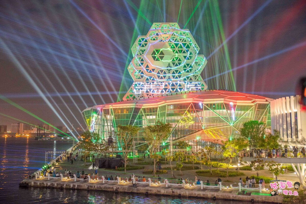 高雄景點》2022愛河灣流行音樂中心浪漫燈光秀，絕美演出氣勢磅礡超精彩，猶如巨大音樂盒