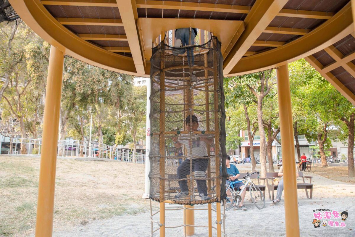 共融式兒童遊戲場福山公園，有超放電三公尺高平台遊戲區、沙坑等遊戲設施