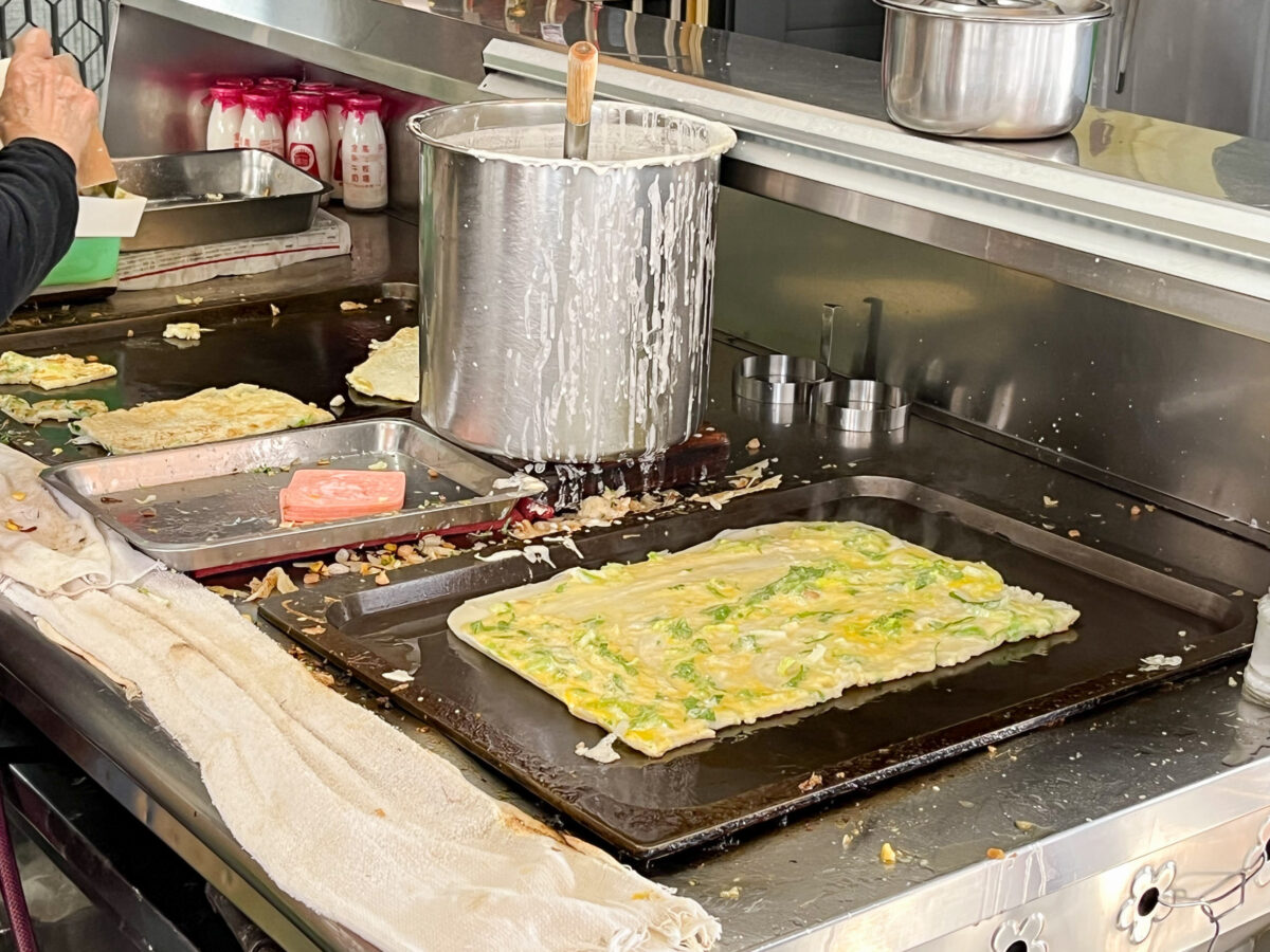高雄美食》金鼎路生意很好的無名素食早餐，大份古早味粉漿蛋餅、素食粥最受歡迎！