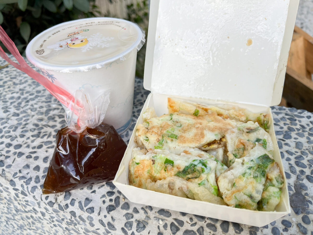 高雄美食》金鼎路生意很好的無名素食早餐，大份古早味粉漿蛋餅、素食粥最受歡迎！