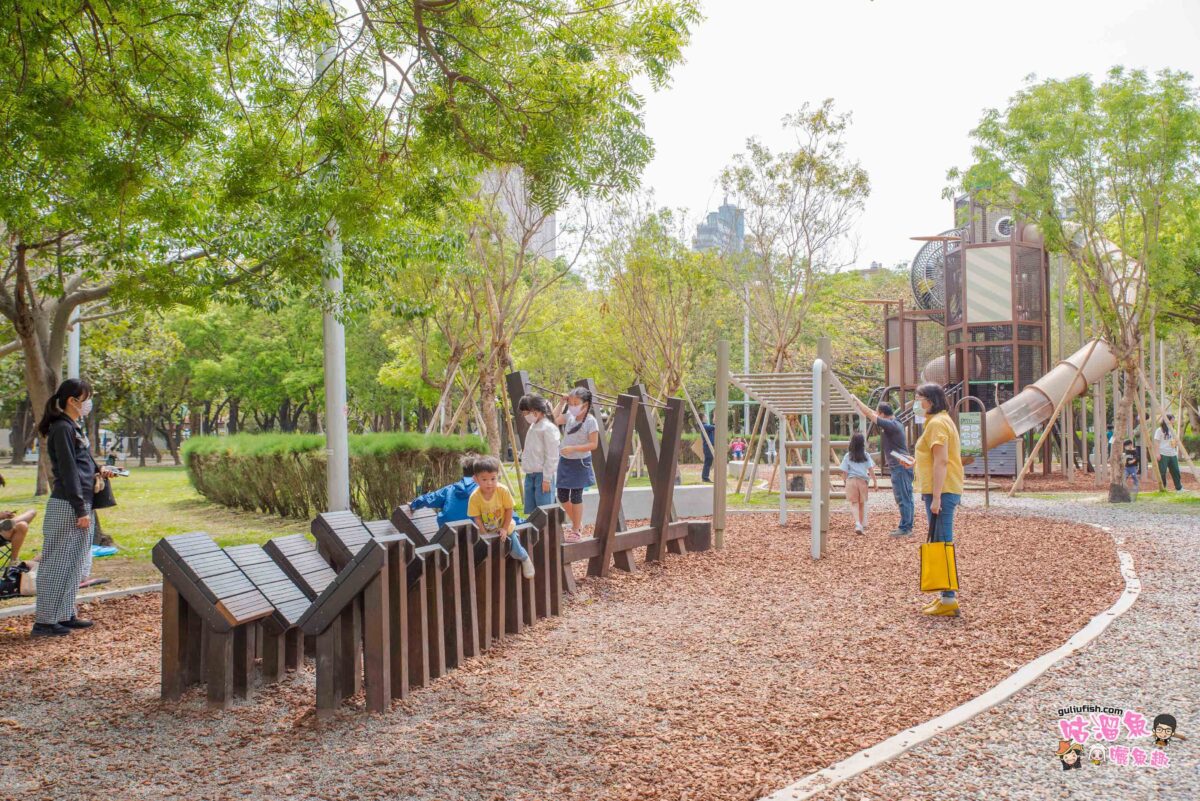 高雄親子景點》中央公園 遛小孩囉❗ 小孩放電好地方，滑草皮/玩沙/溜滑梯等多項遊具設施，還有樹蔭可野餐