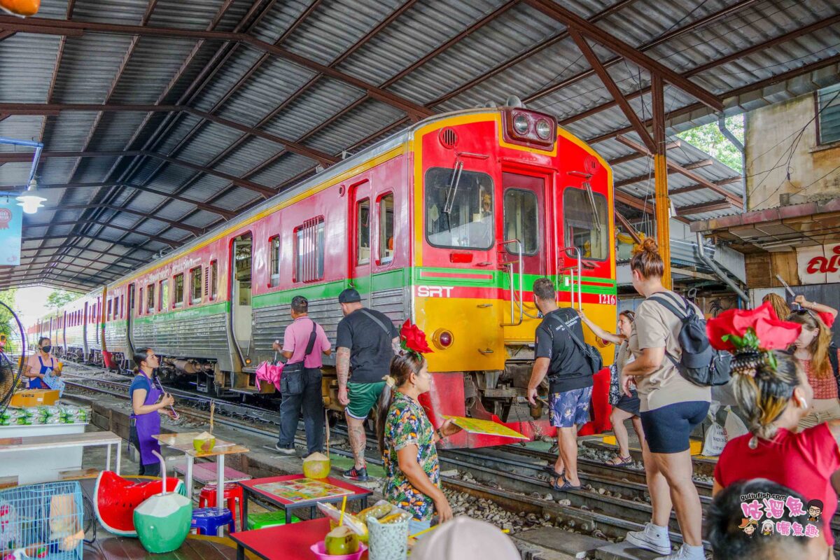 泰國曼谷旅遊景點》美功鐵道市集 世界奇觀！火車穿梭窄道市集裡，曼谷近郊必遊行程