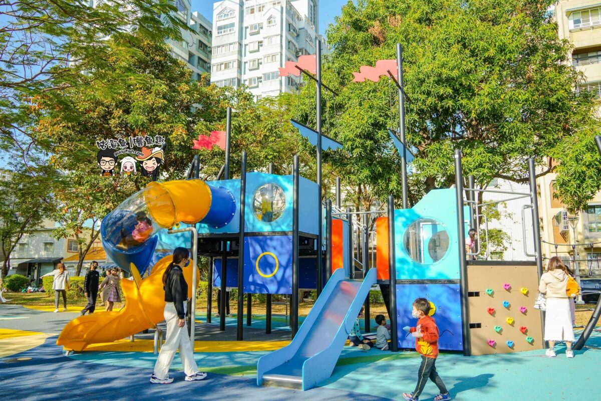 高雄親子公園》鹽埕綠8廊道公園 | 以海洋為主題全新打造的兒童遊戲場，船身結合多種遊戲設施讓孩子放電