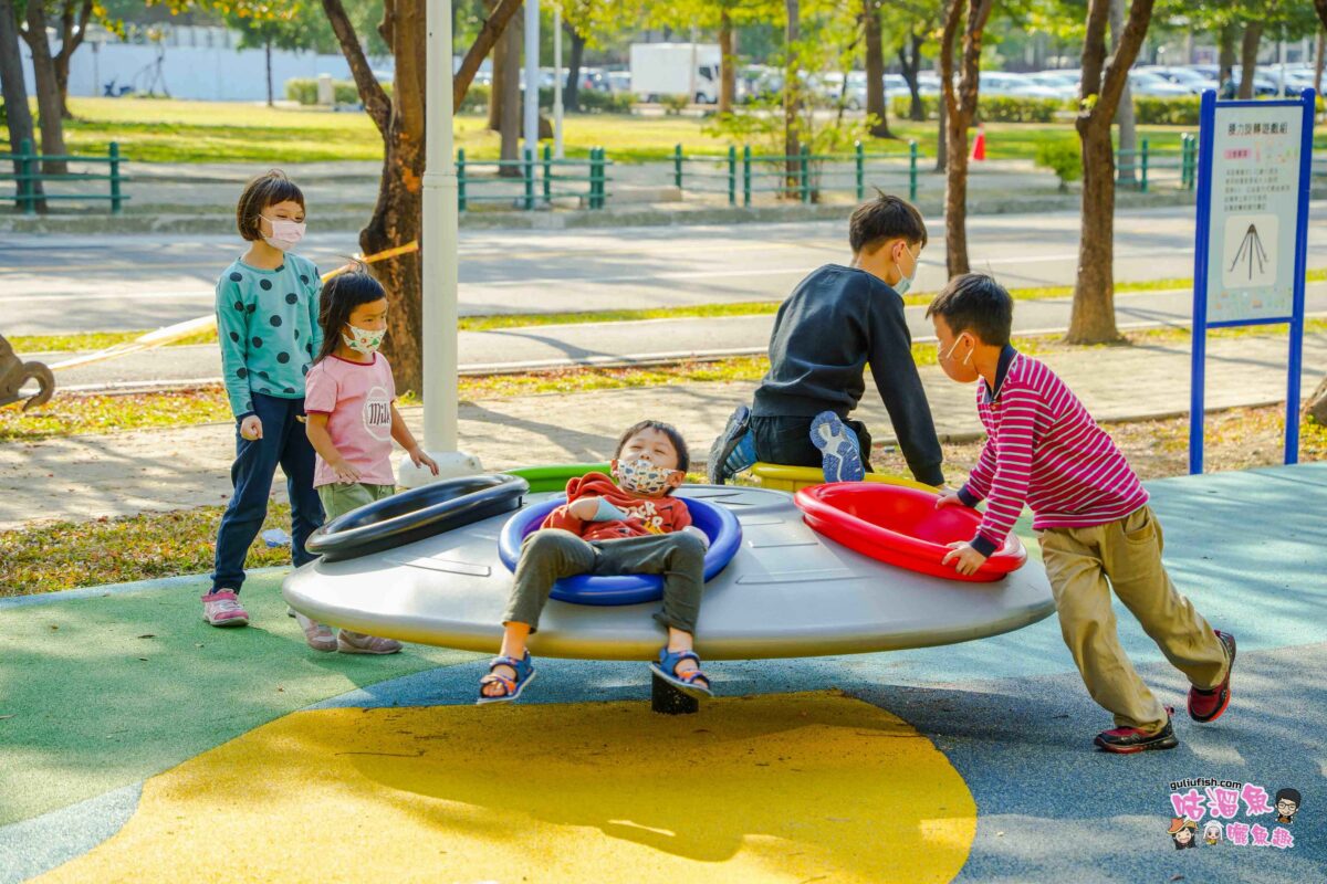 高雄親子公園》鹽埕綠8廊道公園 | 以海洋為主題全新打造的兒童遊戲場，船身結合多種遊戲設施讓孩子放電
