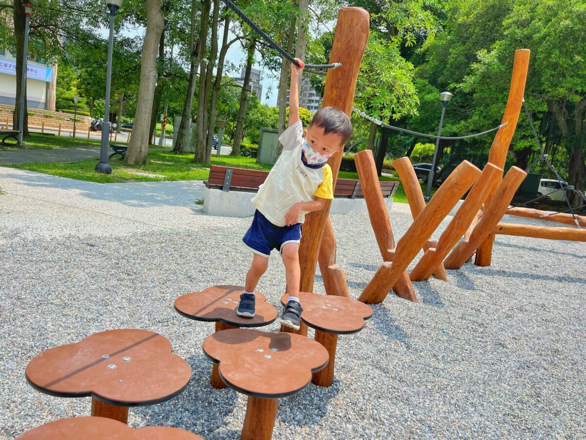 傑克小路公園(高鐵兒九公園) | 新竹竹北親子公園帶你走進童話故事，跟著傑克爬豆莖溜滑梯及多種攀爬關卡