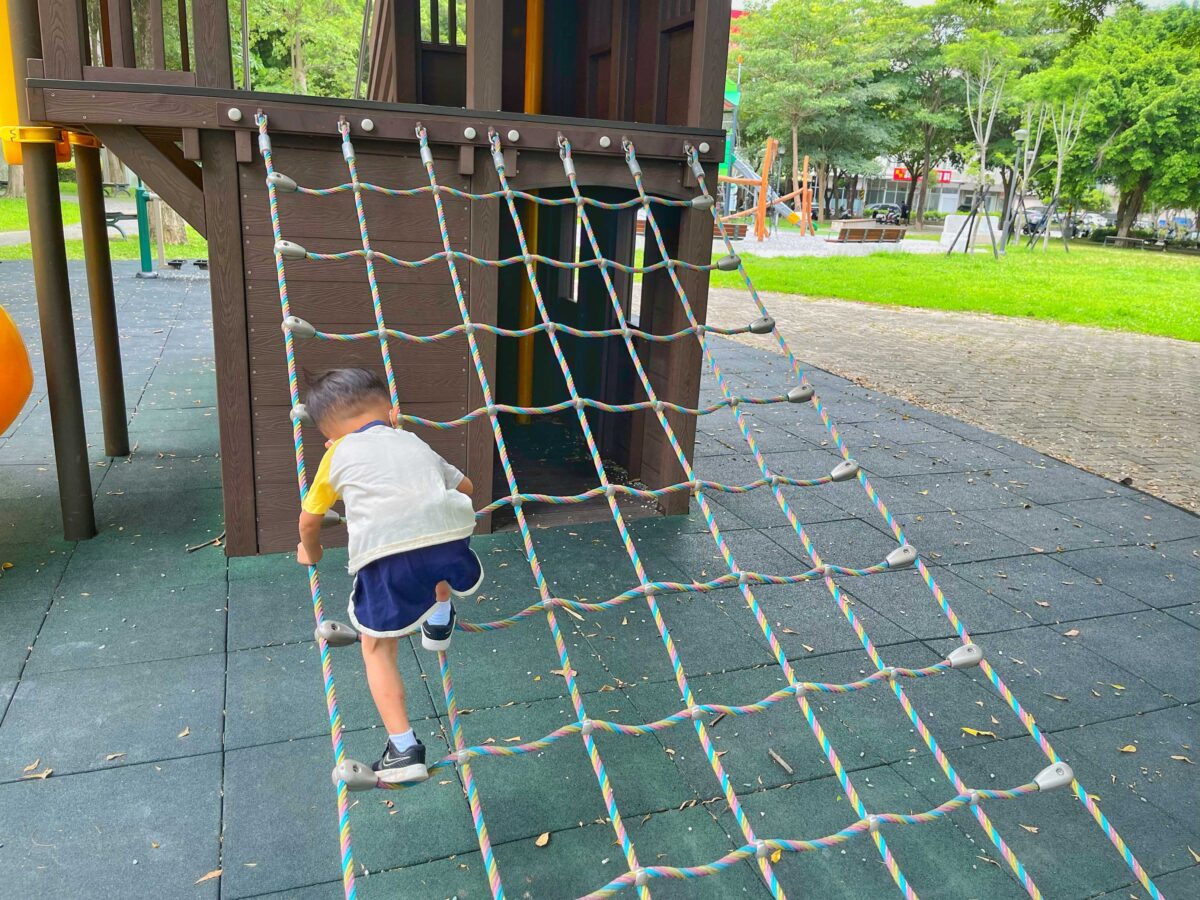 傑克小路公園(高鐵兒九公園) | 新竹竹北親子公園帶你走進童話故事，跟著傑克爬豆莖溜滑梯及多種攀爬關卡