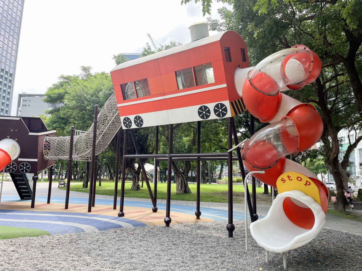 南興公園特色遊戲場 | 台北南港親子公園，飛天小火車主題公園有趣又吸睛