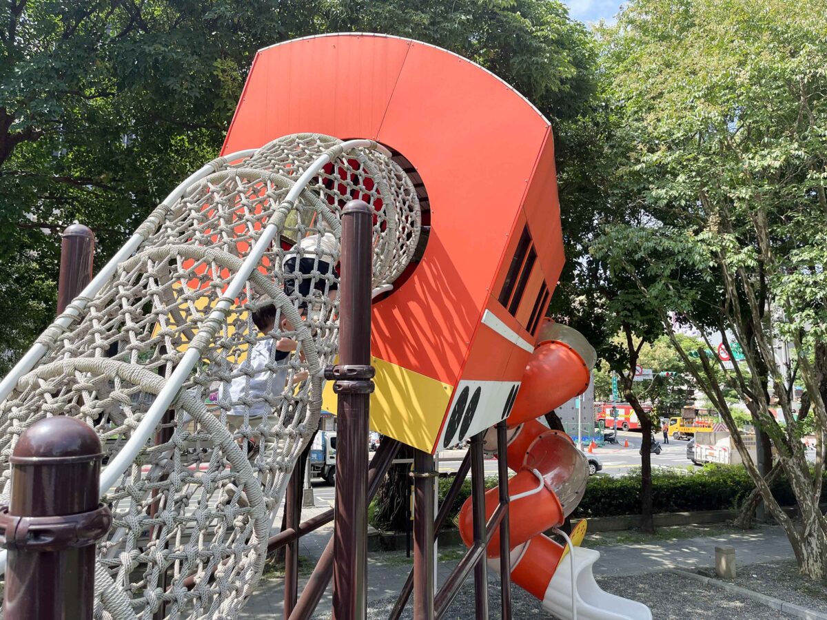 南興公園特色遊戲場 | 台北南港親子公園，飛天小火車主題公園有趣又吸睛