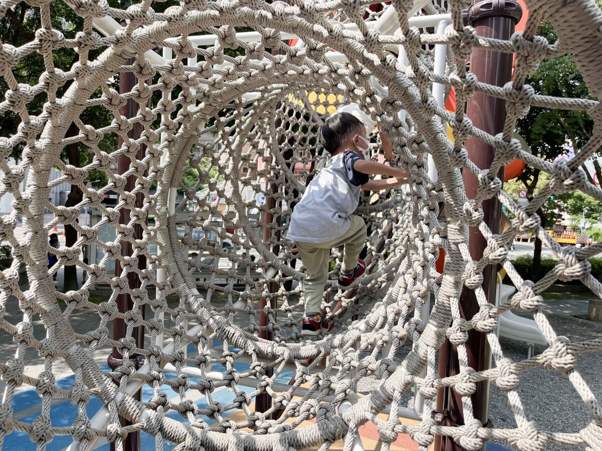 南興公園特色遊戲場 | 台北南港親子公園，飛天小火車主題公園有趣又吸睛