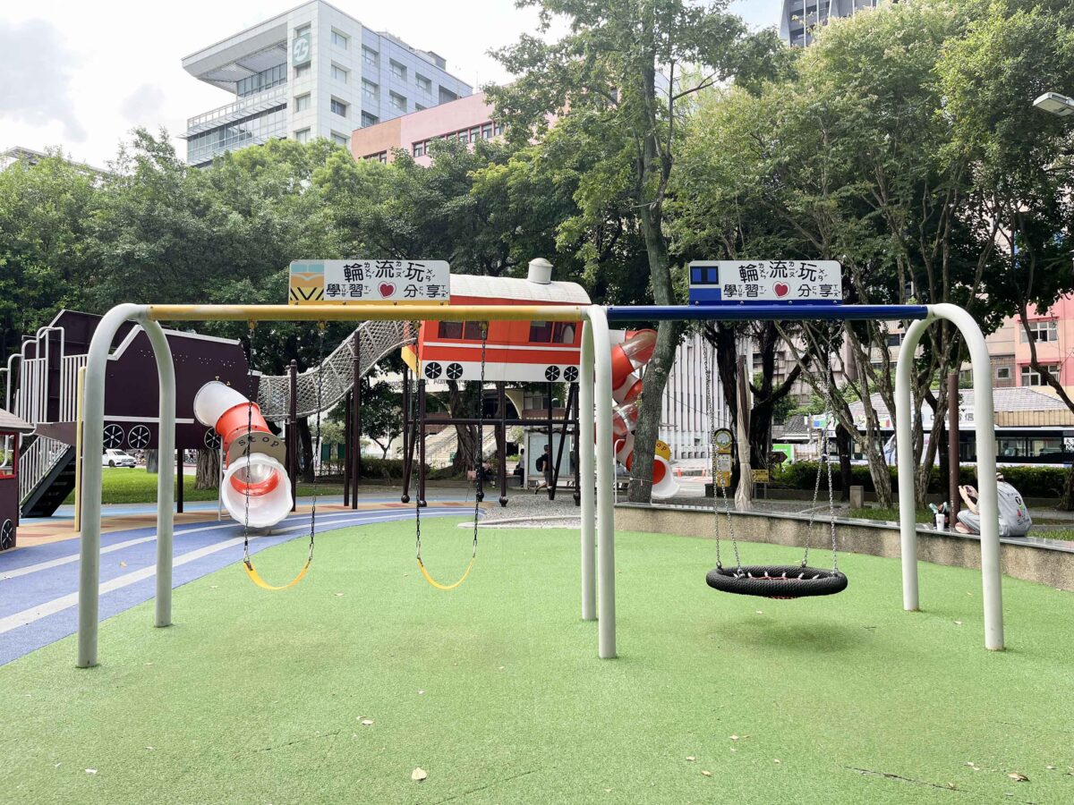 南興公園特色遊戲場 | 台北南港親子公園，飛天小火車主題公園有趣又吸睛