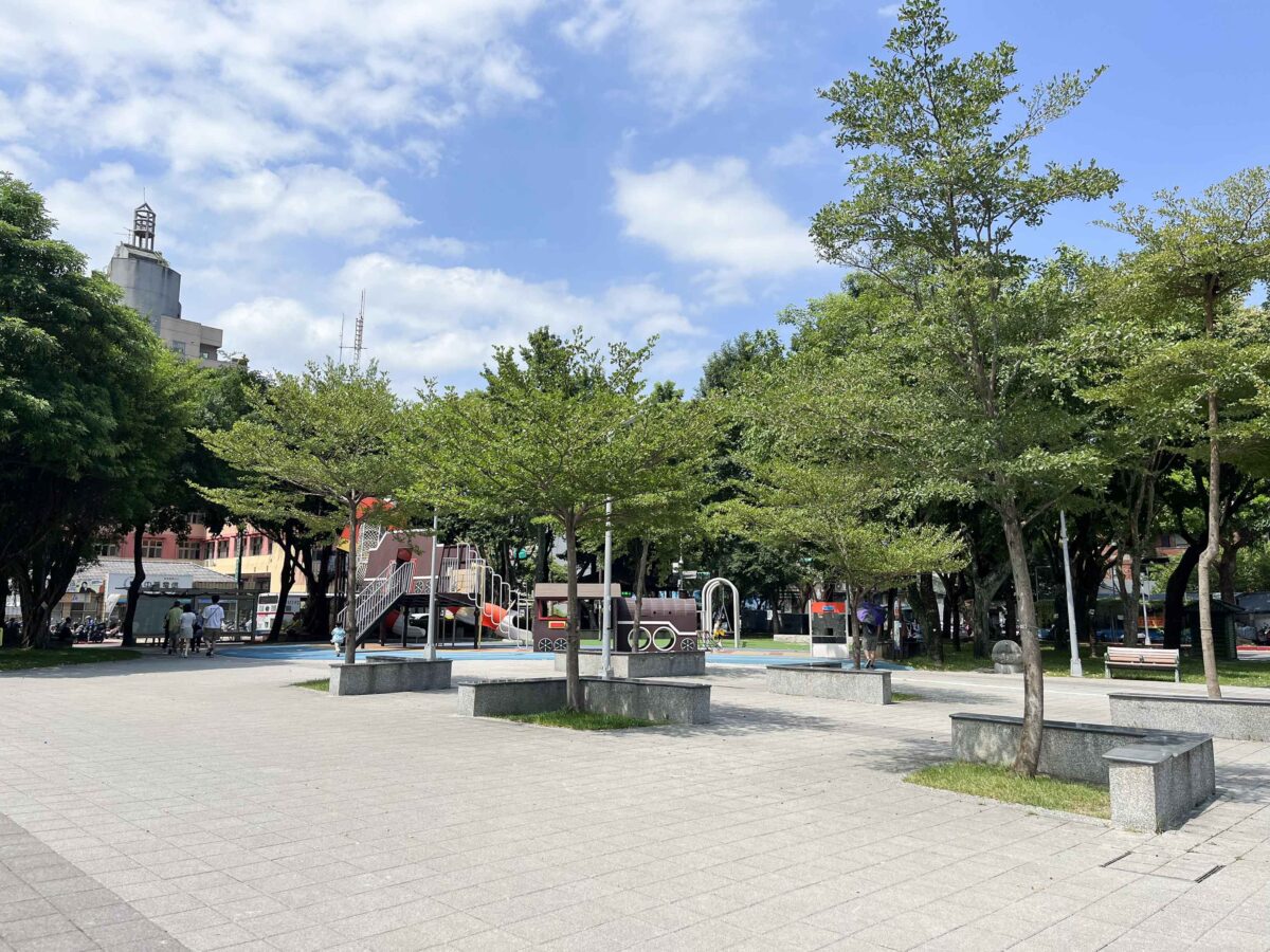 南興公園特色遊戲場 | 台北南港親子公園，飛天小火車主題公園有趣又吸睛