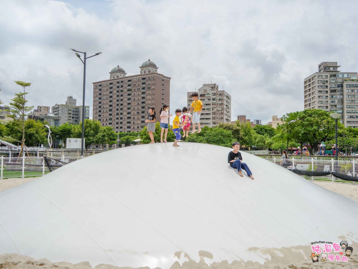 南崁溪桃園區第一河濱公園共融式遊戲場 | 桃園免費親子景點推薦！結合七感體驗打造適合全齡的遊憩環境， 還可騎自行車觀賞河景十分愜意