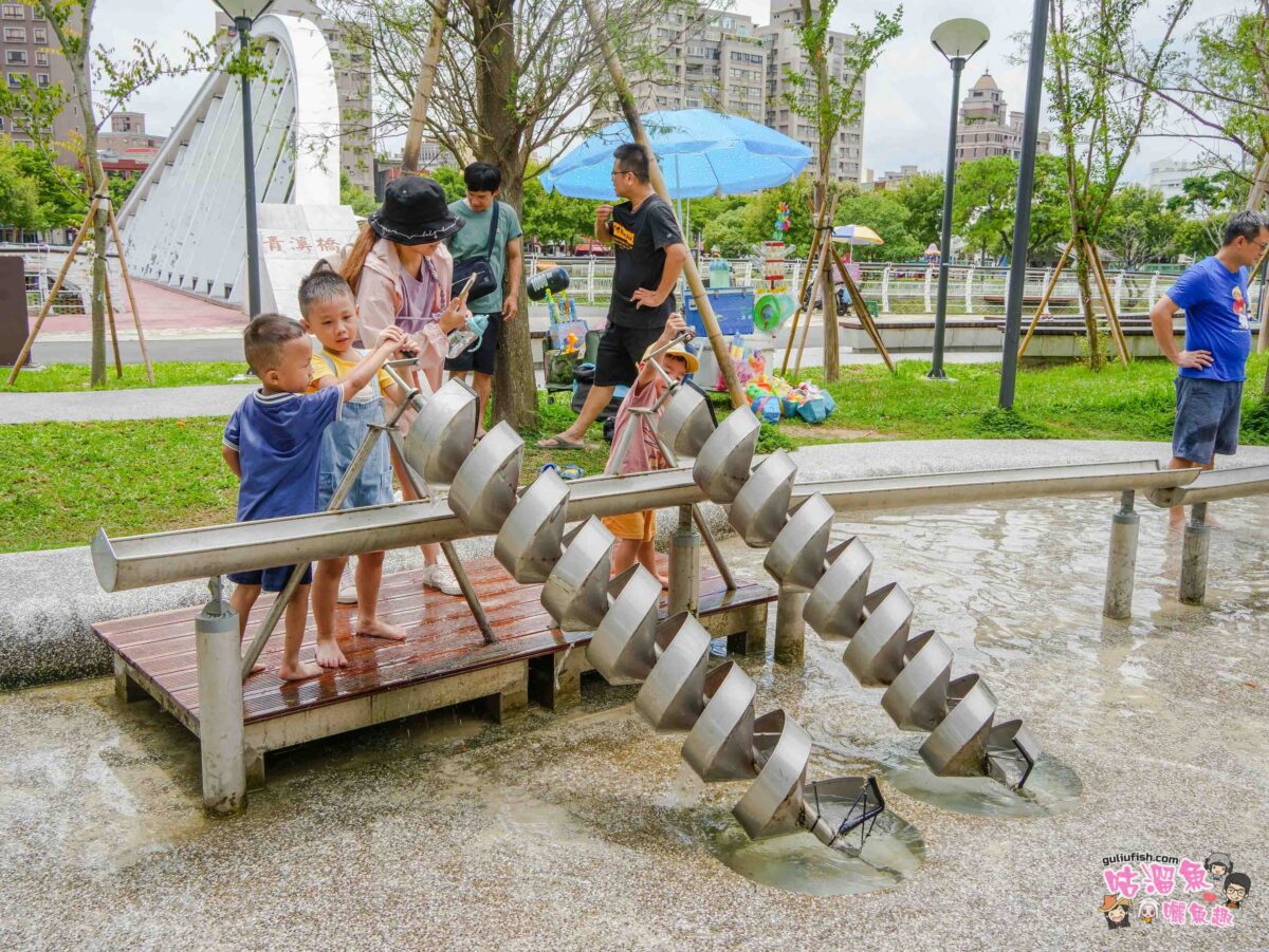 南崁溪桃園區第一河濱公園共融式遊戲場 | 桃園免費親子景點推薦！結合七感體驗打造適合全齡的遊憩環境， 還可騎自行車觀賞河景十分愜意