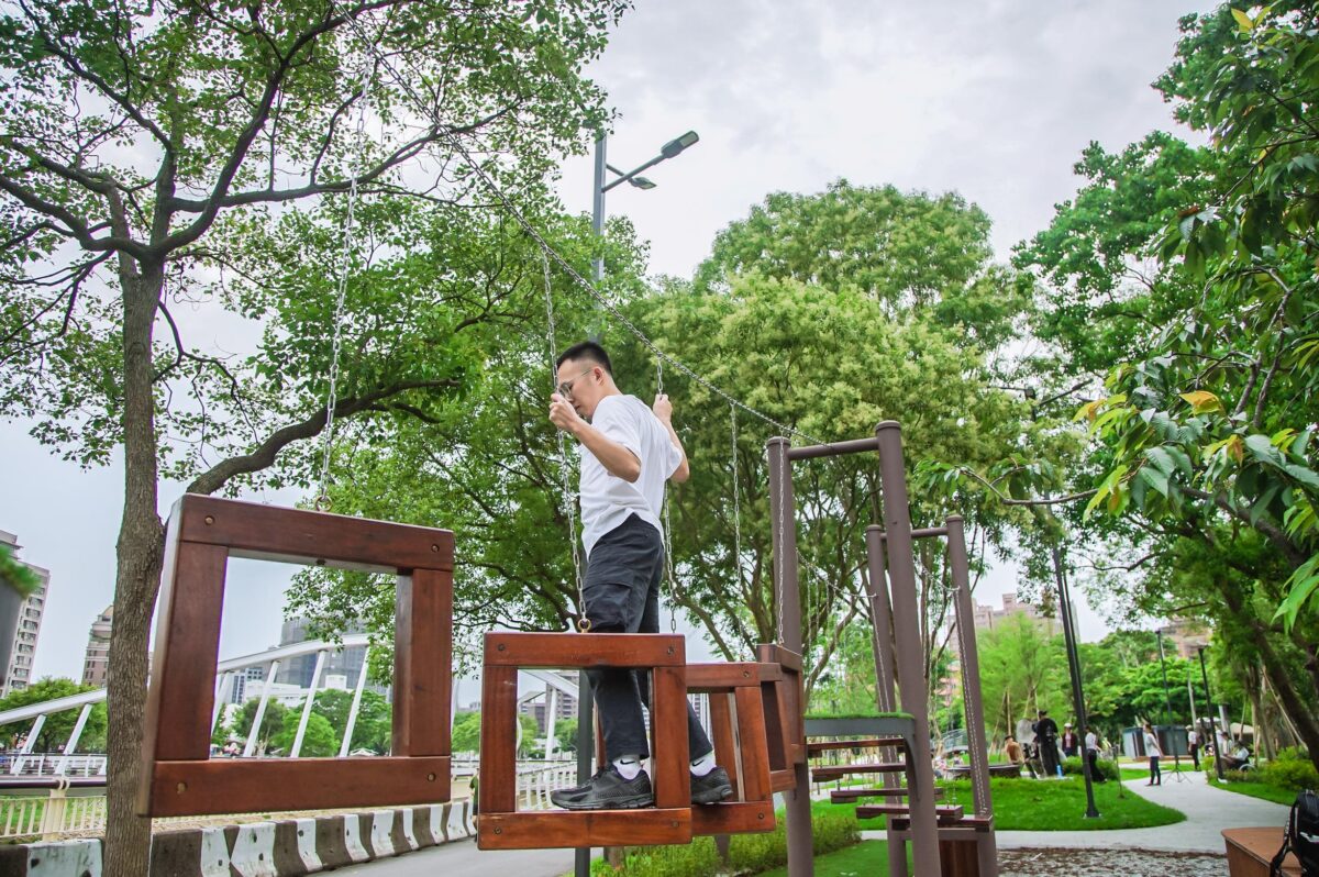 南崁溪桃園區第一河濱公園共融式遊戲場 | 桃園免費親子景點推薦！結合七感體驗打造適合全齡的遊憩環境， 還可騎自行車觀賞河景十分愜意