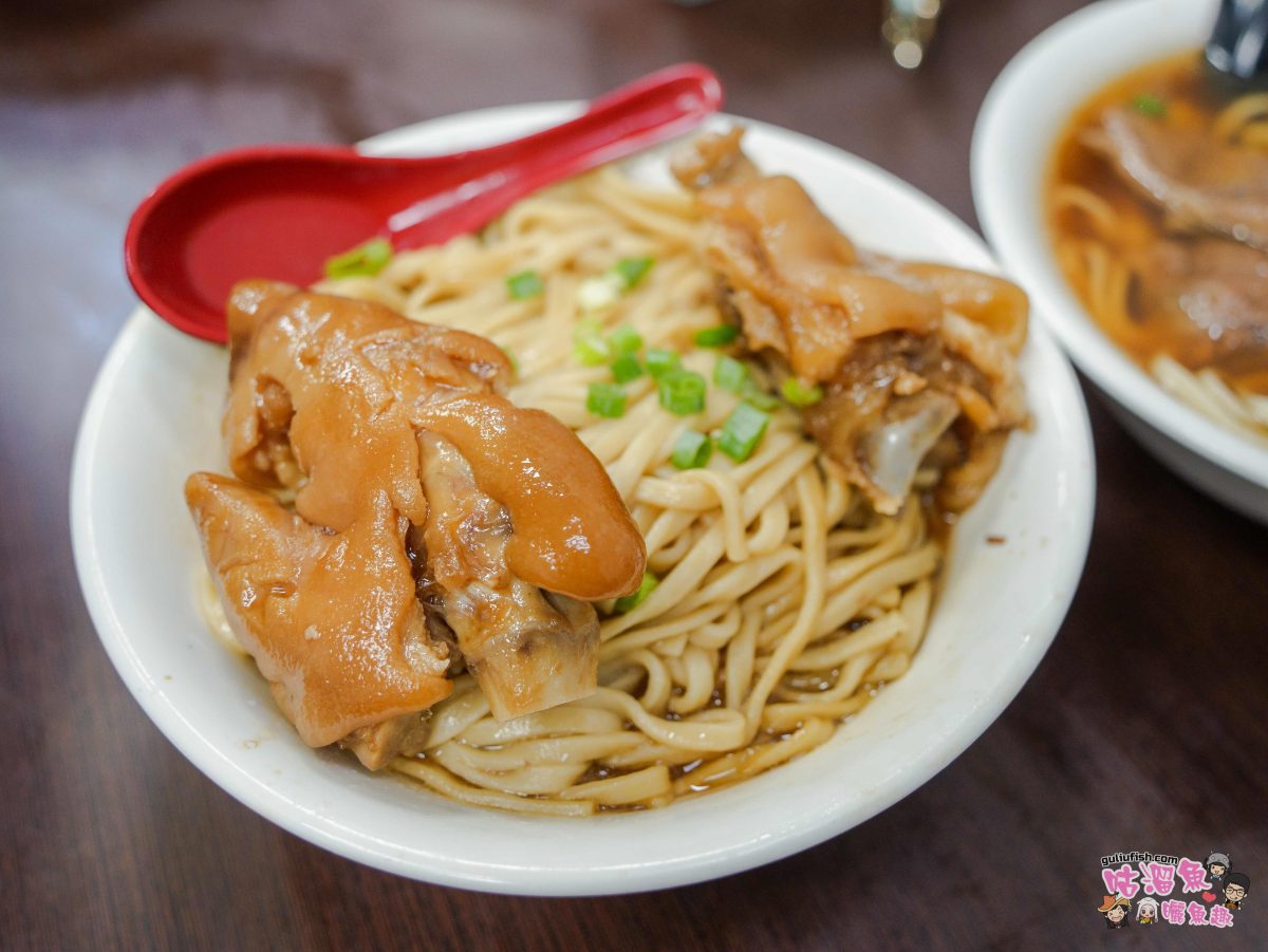 港園牛肉麵 | 鹽埕在地人氣老店，常常客滿生意很好，吃得是回憶！(附最新菜單)