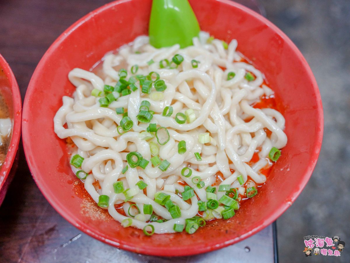 老牌牛肉拉麵大王 | 隱藏巷弄市場裡飄香70年以上的老店，生意很好排隊也要吃