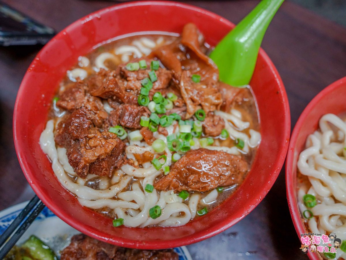 老牌牛肉拉麵大王 | 隱藏巷弄市場裡飄香70年以上的老店，生意很好排隊也要吃