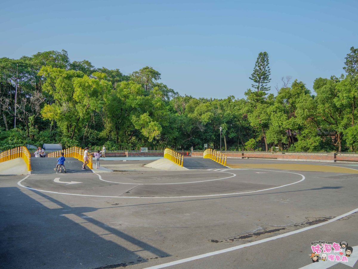 高雄親子景點》高雄都會公園 時間之鳥共融遊戲場 | 趣味主題遊具設施集結多特色，家長可一旁陪同也可野餐