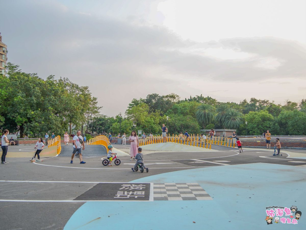 高雄親子景點》高雄都會公園 時間之鳥共融遊戲場 | 趣味主題遊具設施集結多特色，家長可一旁陪同也可野餐