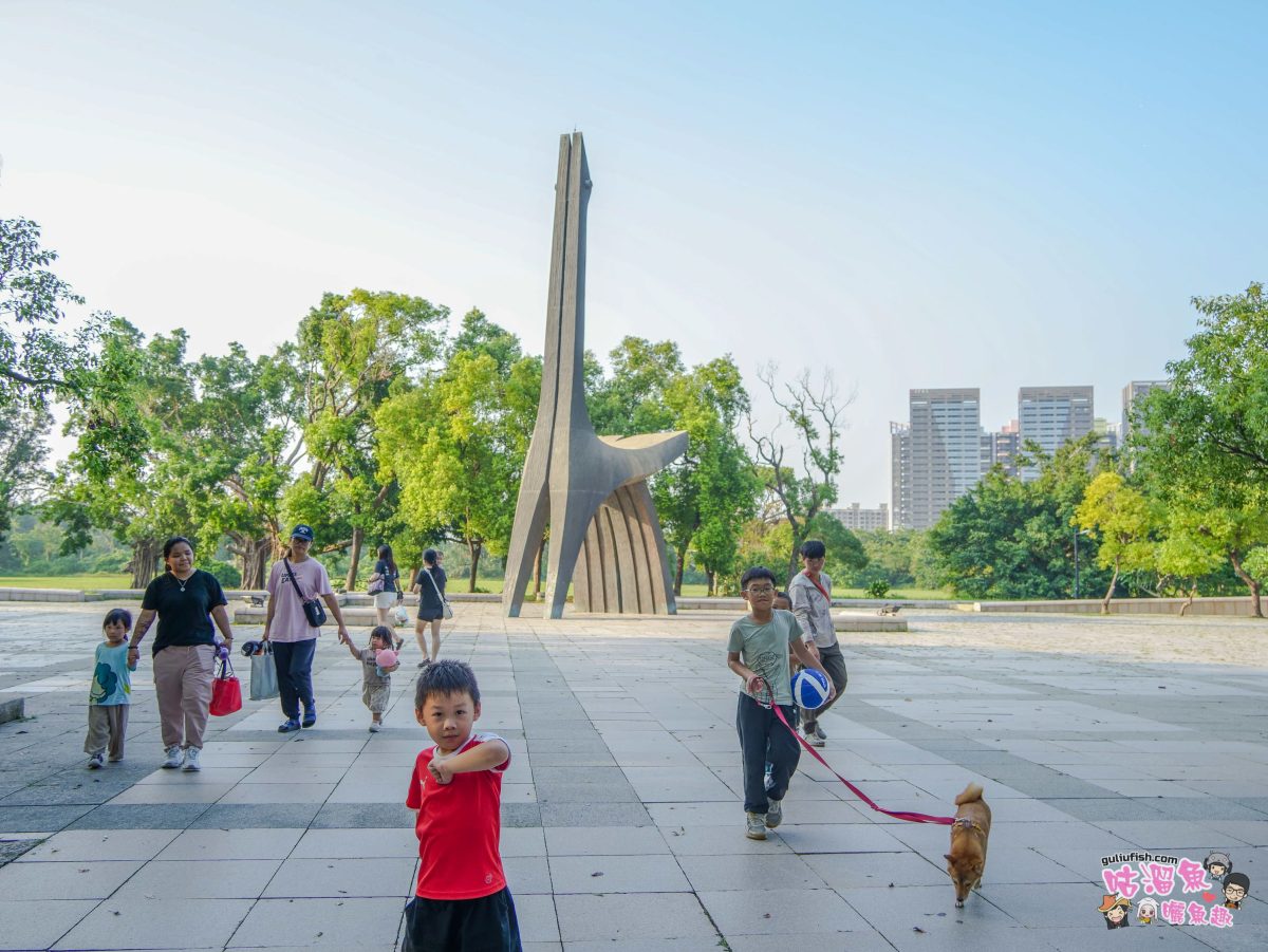 高雄親子景點》高雄都會公園 時間之鳥共融遊戲場 | 趣味主題遊具設施集結多特色，家長可一旁陪同也可野餐