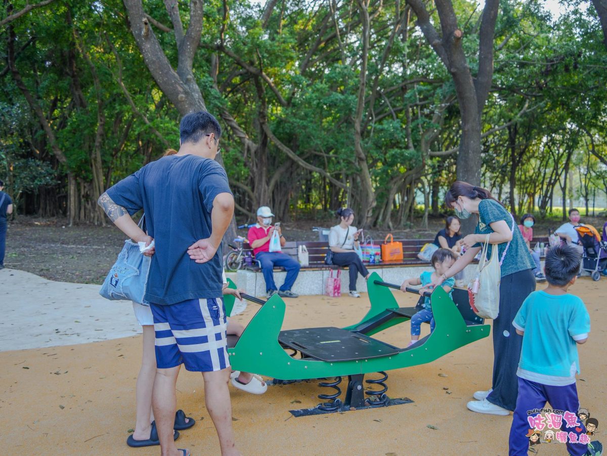 高雄親子景點》高雄都會公園 時間之鳥共融遊戲場 | 趣味主題遊具設施集結多特色，家長可一旁陪同也可野餐