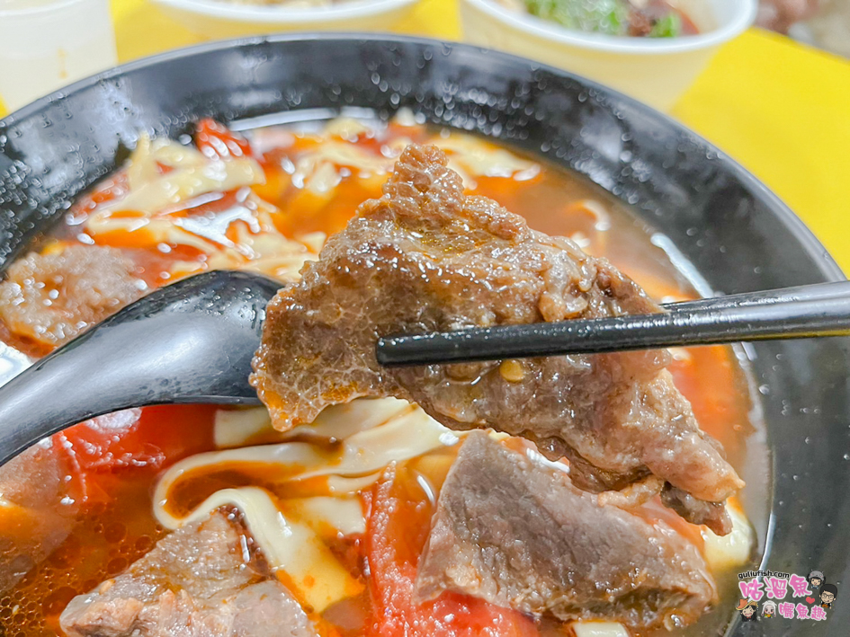 高雄楠梓美食》上典牛肉麵 | 每日熬煮湯頭且肉很大塊，老闆沒在怕人吃