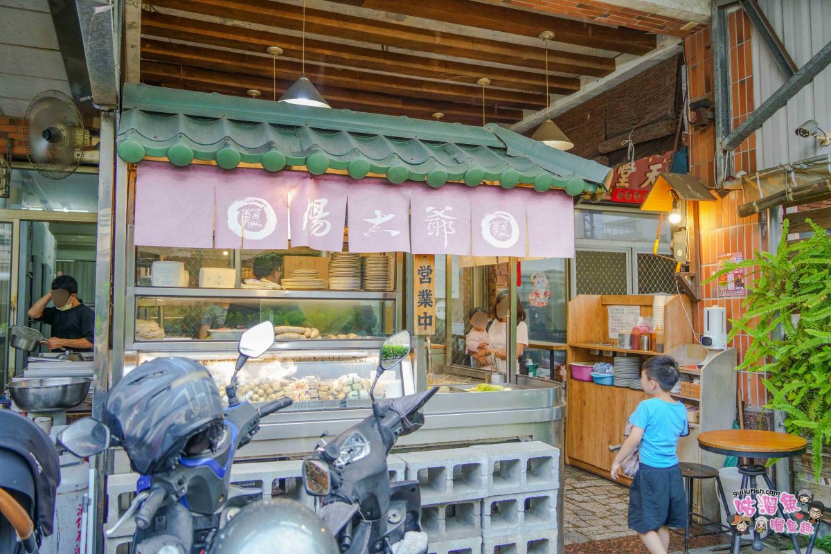 高雄梓官美食》腸大爺 | 懷舊復古小店裡收藏多樣日式小物，一間販售關東煮、蚵仔大腸麵線、大腸香腸、烤物等