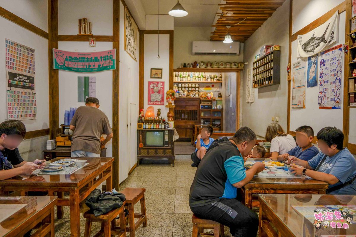 高雄梓官美食》腸大爺 | 懷舊復古小店裡收藏多樣日式小物，一間販售關東煮、蚵仔大腸麵線、大腸香腸、烤物等