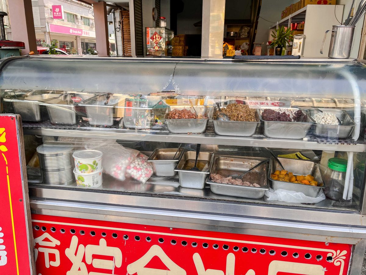 高雄美食》千慧金紙 紅豆湯 | 超親民銅板甜品，料多實在又便宜，坐落金紙騎樓內