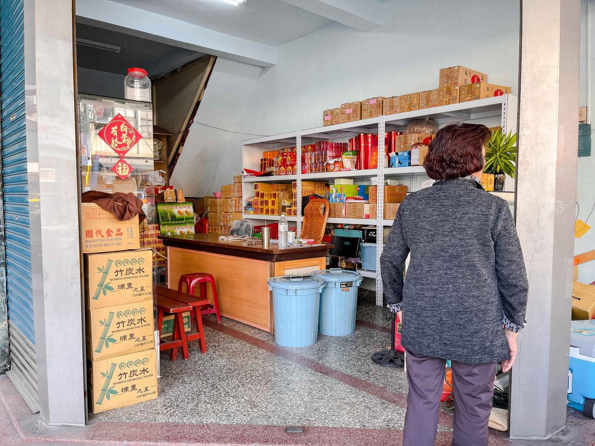 高雄美食》千慧金紙 紅豆湯 | 超親民銅板甜品，料多實在又便宜，坐落金紙騎樓內