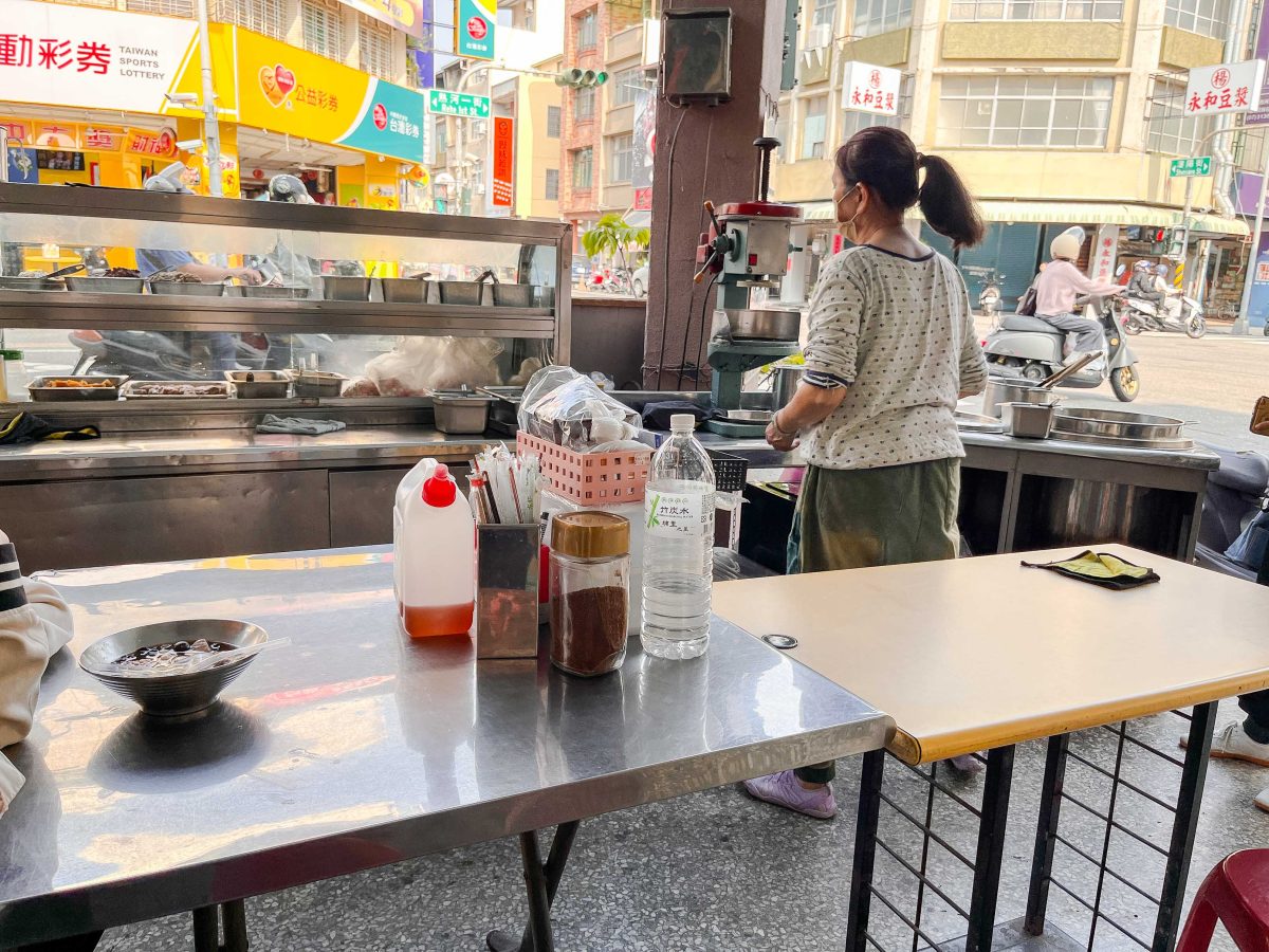 高雄美食》千慧金紙 紅豆湯 | 超親民銅板甜品，料多實在又便宜，坐落金紙騎樓內