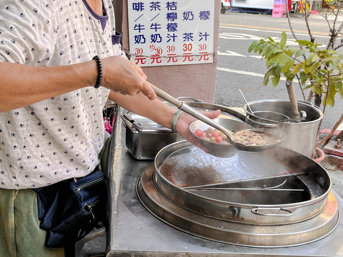 高雄美食》千慧金紙 紅豆湯 | 超親民銅板甜品，料多實在又便宜，坐落金紙騎樓內