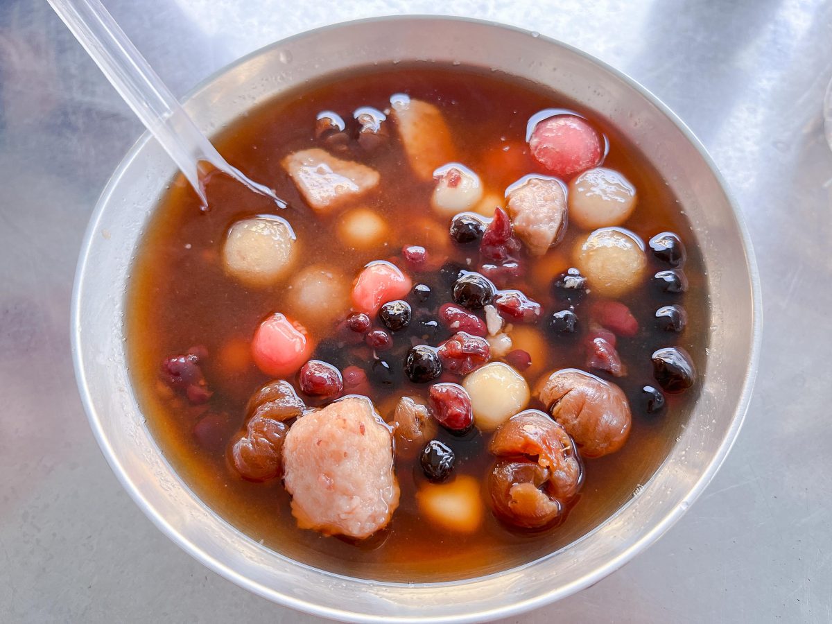 高雄美食》千慧金紙 紅豆湯 | 超親民銅板甜品，料多實在又便宜，坐落金紙騎樓內