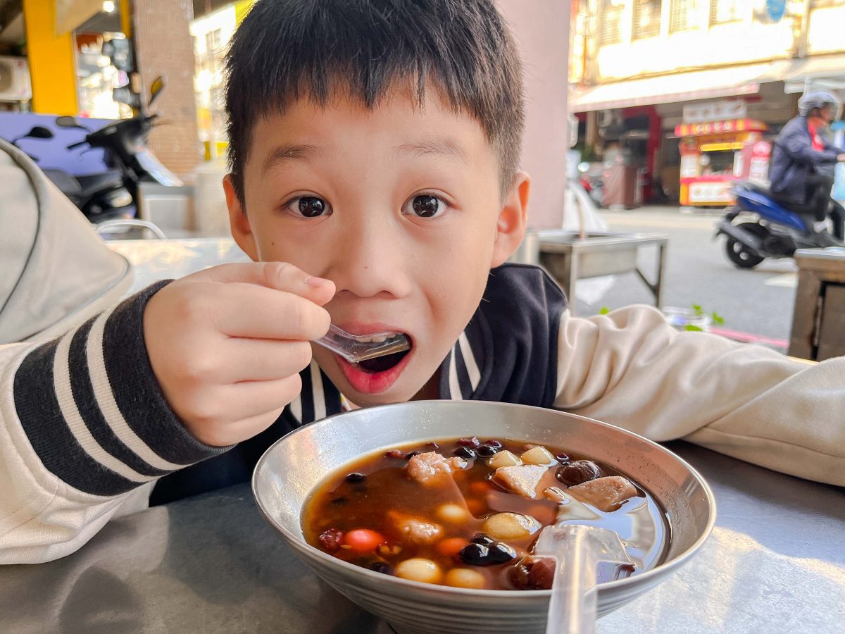 高雄美食》千慧金紙 紅豆湯 | 超親民銅板甜品，料多實在又便宜，坐落金紙騎樓內