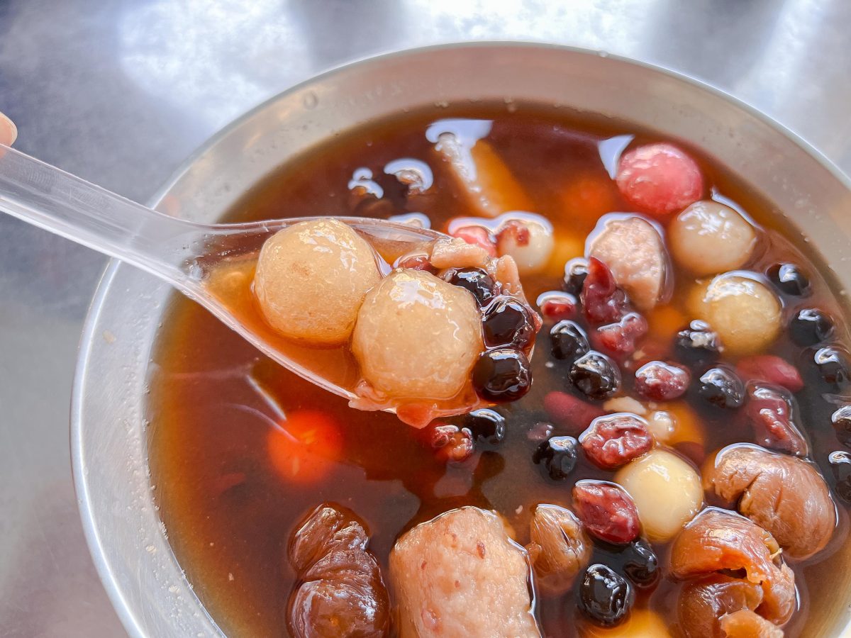 高雄美食》千慧金紙 紅豆湯 | 超親民銅板甜品，料多實在又便宜，坐落金紙騎樓內