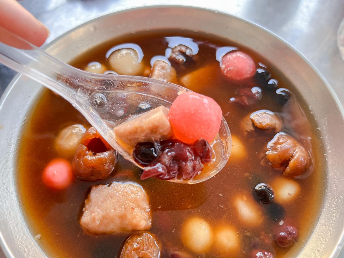 高雄美食》千慧金紙 紅豆湯 | 超親民銅板甜品，料多實在又便宜，坐落金紙騎樓內