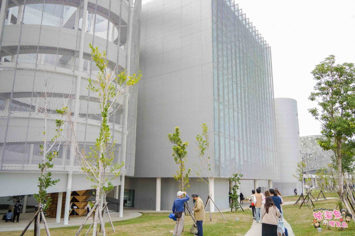 台中景點》臺中綠美圖 | 隱藏公園裡的絕美圖書館，森林中的美術館，夢幻白建築結合愜意戶外綠地空間